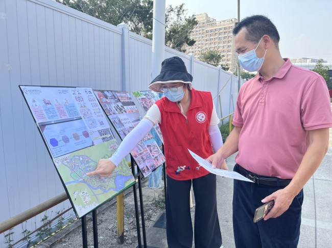 社工向居民介绍辖区地图_副本.jpg